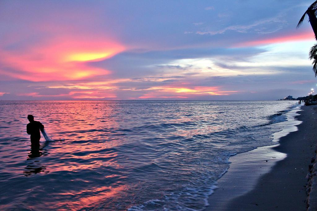 The Day Hotel Chonburi Exteriör bild