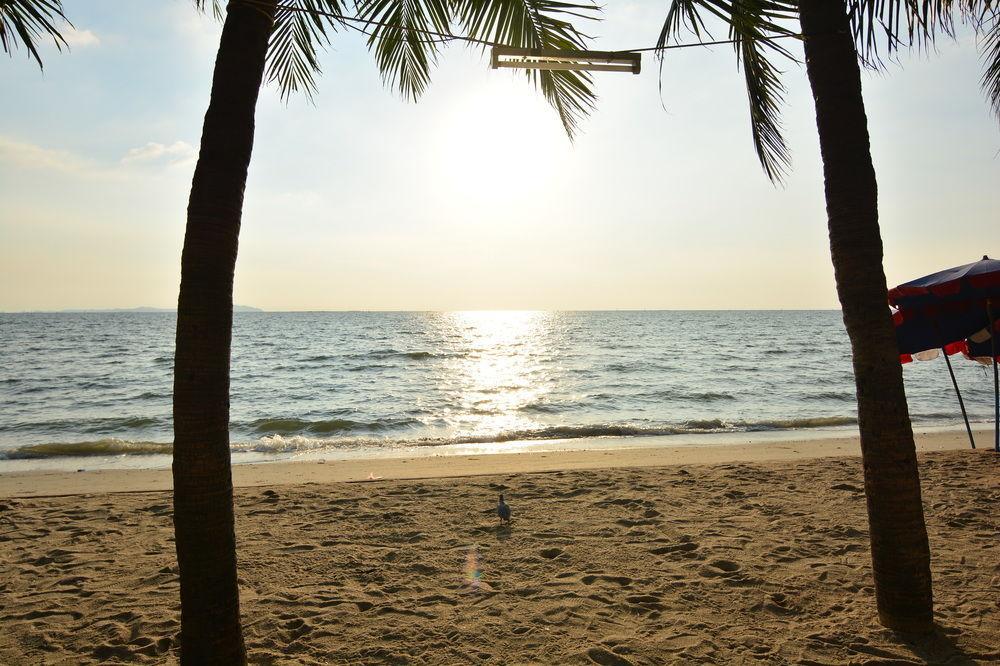 The Day Hotel Chonburi Exteriör bild